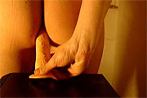 Butt plug in zijn kontje 